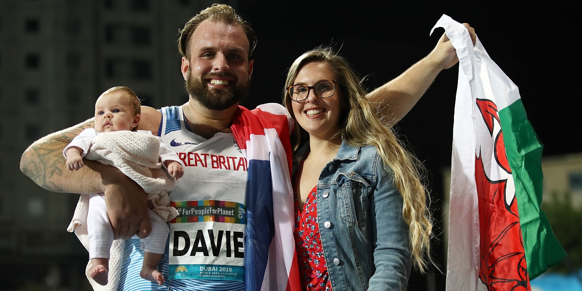 DAVIES AND LYLE STAR IN SUPERB SUNDAY ON GOLDEN NIGHT IN DUBAI